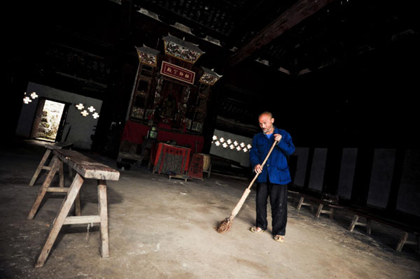 Lonely life of Patriarch Hall guard