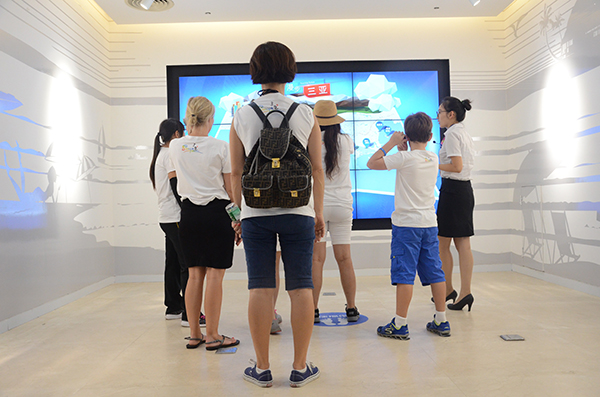 International travelers enjoy family trips to Sanya