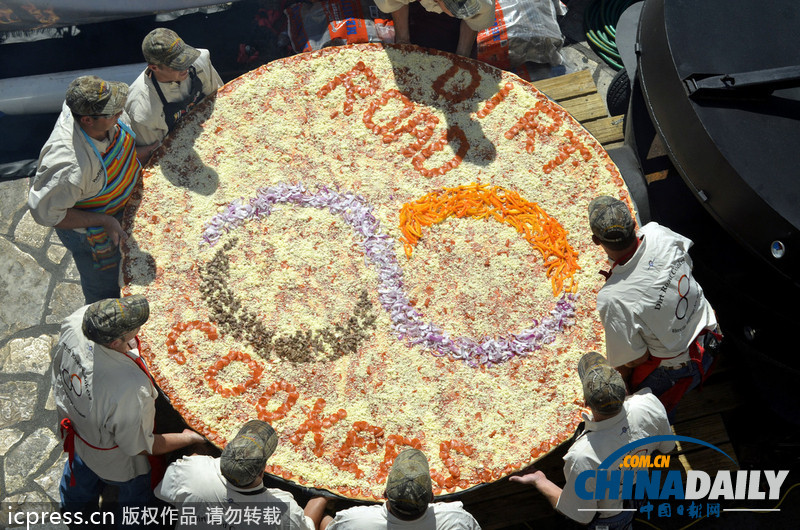 世界最大匹薩亮相美國(guó) 令人垂涎欲滴（高清組圖）