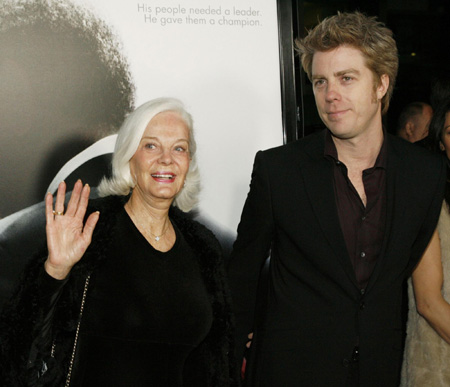 Celebs arrive at L.A. premiere of Clint Eastwood's film