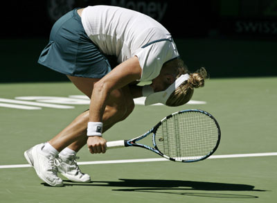 Clijsters to face Sharapova in semis