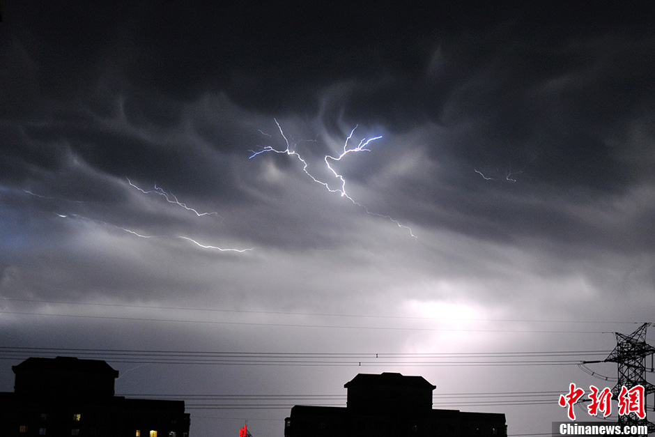 北京遭強雷雨襲擊 城區行車一片“迷茫”(組圖)