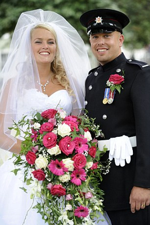 英女教師婚禮80位伴娘場面盛大(組圖)