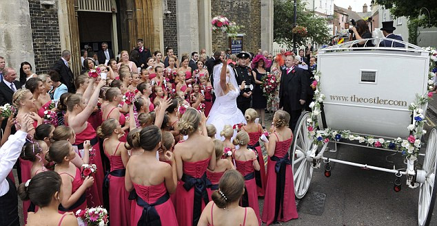 英女教師婚禮80位伴娘場面盛大(組圖)