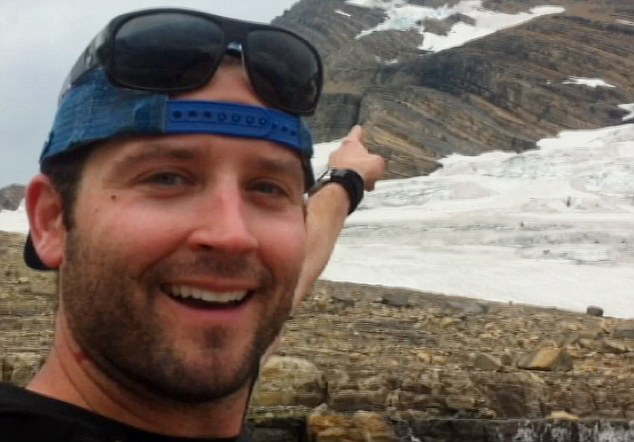 美登山客跌入12米冰窟艱難求生(組圖)