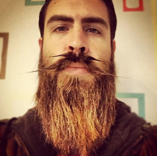 美男子打造創(chuàng)意胡須 奇特造型爆紅網(wǎng)絡(luò)(組圖)