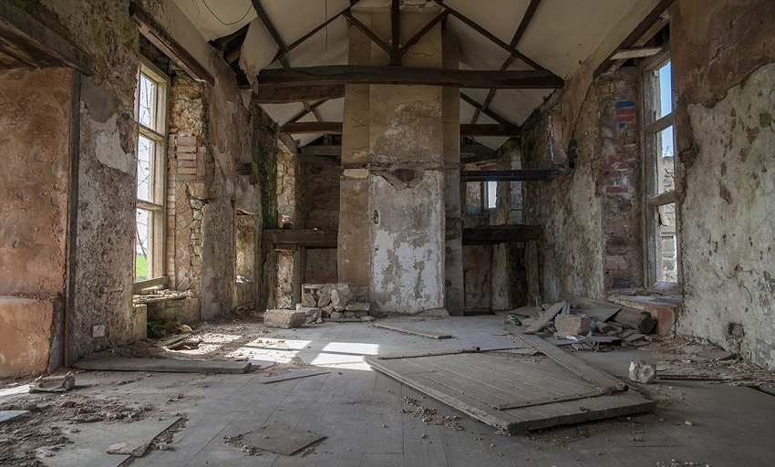 英媒曝光神秘被棄宅邸 存五輛古董車