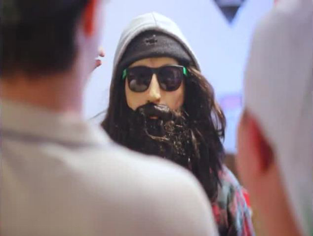 美男子扮乞丐街頭成功求婚走紅(組圖)