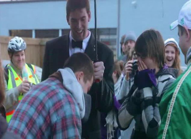 美男子扮乞丐街頭成功求婚走紅(組圖)