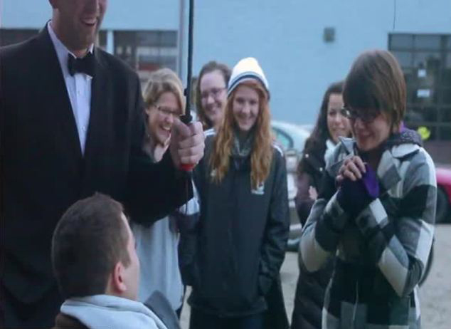 美男子扮乞丐街頭成功求婚走紅(組圖)