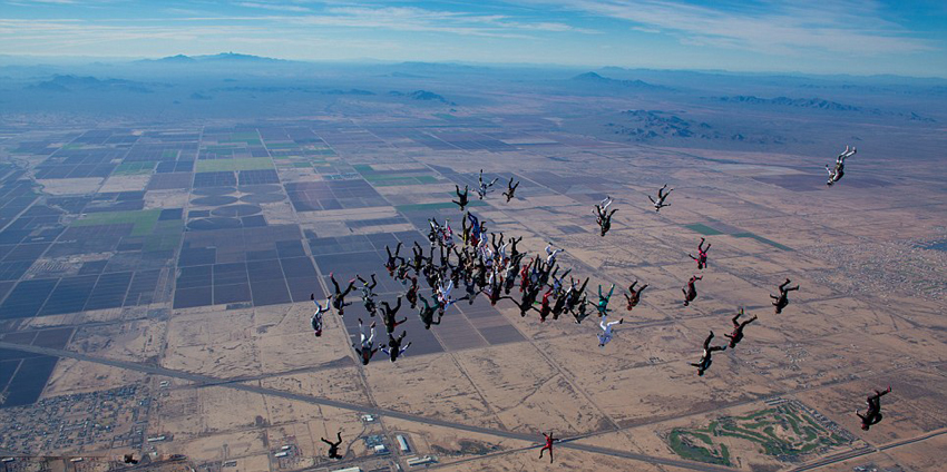65名女子5000米高空垂直跳傘創紀錄
