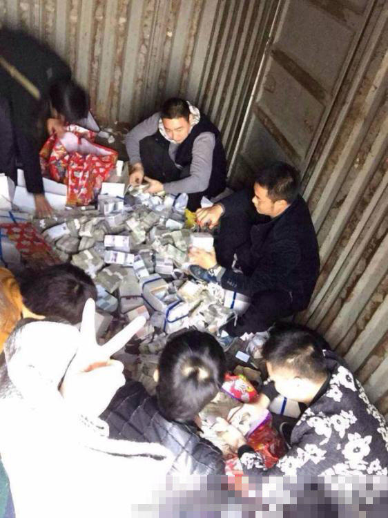 Hippo jumps from moving truck, startling locals