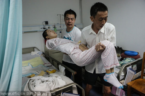 Loyal boyfriend takes care of paralyzed wife-to-be