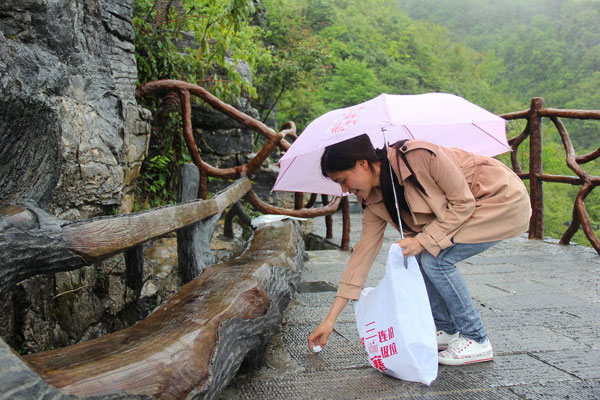 Tourist wipes armed guard's sweat