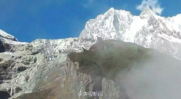 Ghostly 'wolf' appears on snowy mountain