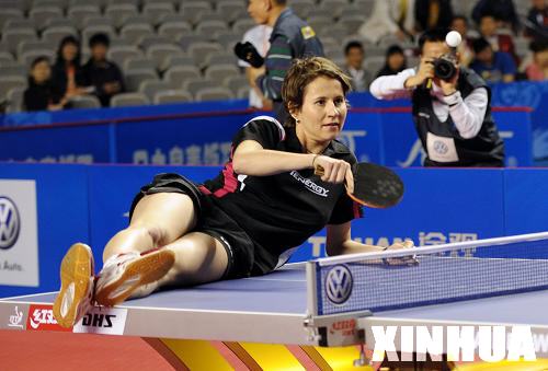 老牌乒乓球明星秀球技[組圖]