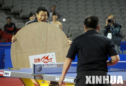 老牌乒乓球明星秀球技[組圖]