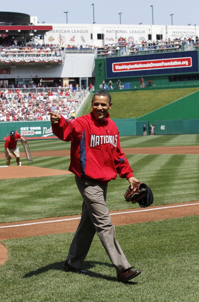 美國(guó)總統(tǒng)奧巴馬為職棒聯(lián)賽開球