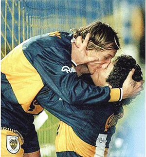 曼城德比驚現(xiàn)“斷背之吻” 內(nèi)維爾激吻斯科爾斯