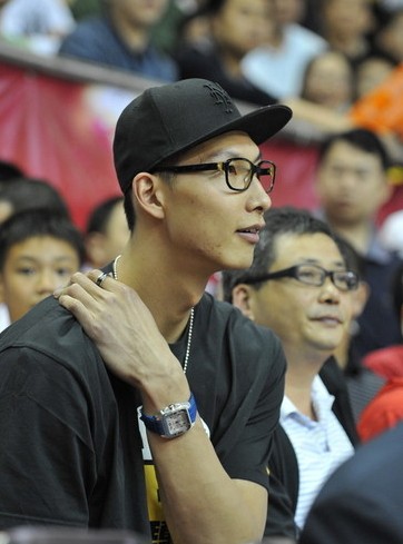 易建聯(lián)潮人裝觀戰(zhàn) 體壇潮男劉翔雷人