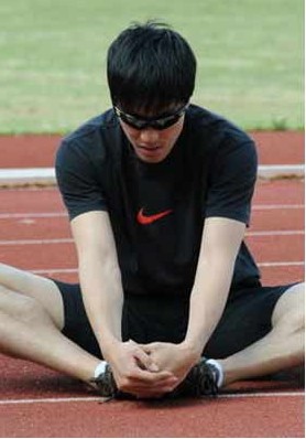 易建聯(lián)潮人裝觀戰(zhàn) 體壇潮男劉翔雷人