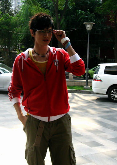 易建聯潮人裝觀戰 體壇潮男劉翔雷人