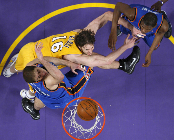 NBA：科比父母與眾明星現場助陣 湖人主場輕取雷霆