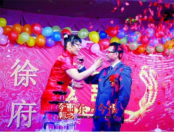 鄭海霞婚禮現場略顯羞澀 不放棄生小孩計劃