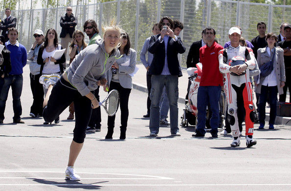 莎拉波娃發(fā)球超摩托車車速 美少女馬德里速度至上