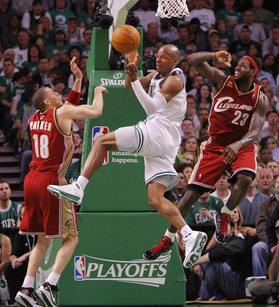 NBA：詹姆斯三雙騎士黯然出局 綠衫軍4:2晉級(jí)戰(zhàn)魔術(shù)