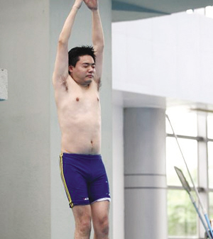 丁俊暉赤膊上陣玩跳水 晃著肚子擺姿勢(shì)