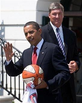 組圖：奧巴馬白宮接見WNBA總冠軍 獲8號戰(zhàn)袍
