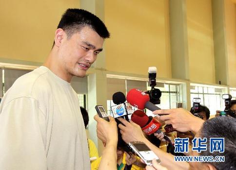 姚明現(xiàn)身梅隴訓練基地[組圖]