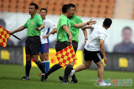 襲擊裁判者身份確認 無業(yè)球迷被拘留10天