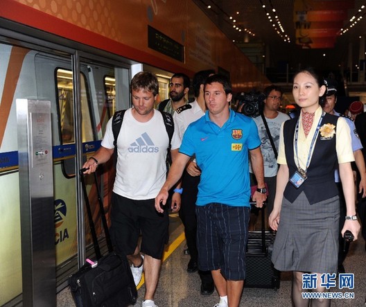 巴薩抵京受熱捧 梅西獲美女護航（組圖）