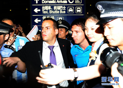 巴薩抵京受熱捧 梅西獲美女護航（組圖）