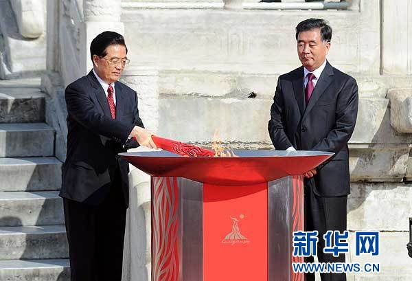 胡錦濤出席亞運會火炬點燃暨火炬?zhèn)鬟f活動啟動儀式