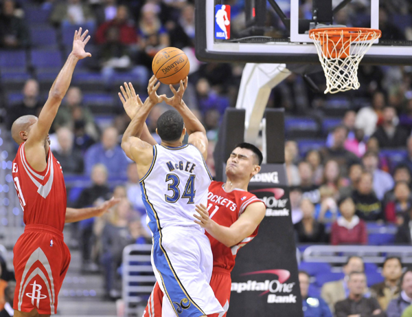 姚明被撞摔倒左腿肌腱扭傷 退出姚易德比