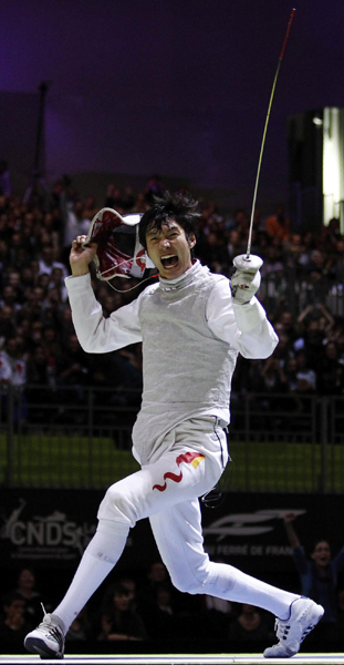 擊劍世錦賽：中國(guó)男隊(duì)大逆轉(zhuǎn) 歷史首獲花劍團(tuán)體冠軍