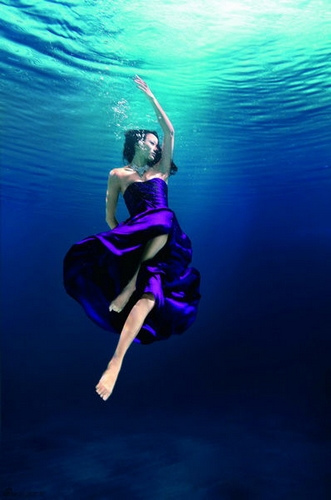 中國花游美女拍攝水下時(shí)裝片