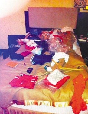 走進中國女足隊員閨房 床上布滿衣服化妝品