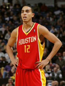 馬丁3節(jié)0分斯科拉兩雙 火箭送馬刺主場(chǎng)18連勝