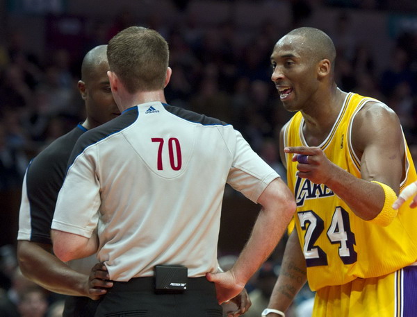 科比33分10板力壓小斯24+10 湖人客場(chǎng)完勝尼克斯