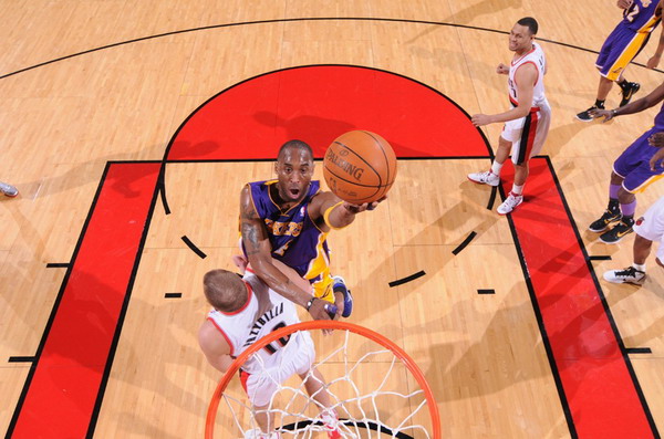 科比關(guān)鍵球拯救湖人 羅伊復(fù)出開(kāi)拓者加時(shí)惜敗