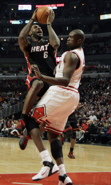 公牛主場經過激戰以93：89力擒熱火