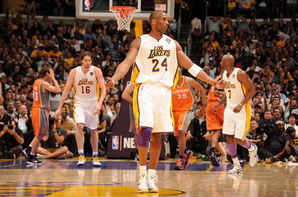 科比42分湖人三加時(shí)勝太陽