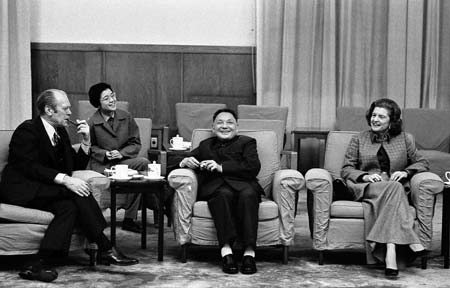 Former U.S. President Gerald Ford (L) and his wife Betty (R) is pictured with Vice Premier Deng XiaoPing (C) and Deng�s interpreter (2nd L) having a chat during an informal meeting in Peking, China in this December 3, 1975 file photo. Ford, 93, has died, according to a statement from his wife Bette on December 26, 2006. 