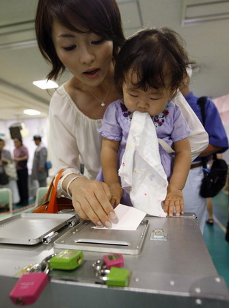 Japanese cast votes for the lower house election