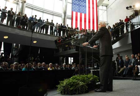 U.S. Republican presidential candidate and U.S. Senator John McCain gives a foreign policy speech in Denver, Colorado May 27, 2008.(Xinhua/Reuters Photo)