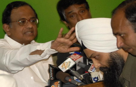 Indian minister targeted by copycat shoe thrower